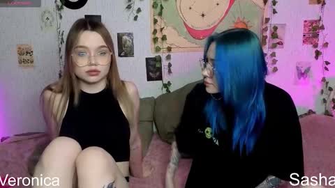 Snapshot of let_me_seee chatting on 11.30.25 Fiona online show from 11.30.25