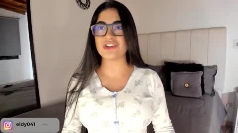 Snapshot of leticiaroldan chatting on 10.22.25 Leticia online show from 10.22.25