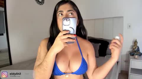 Snapshot of leticiaroldan chatting on 10.26.25 Leticia online show from 10.26.25