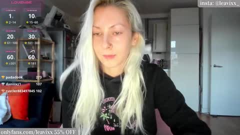 Snapshot of leusee chatting on 10.25.25 LeaVixx online show from 10.25.25