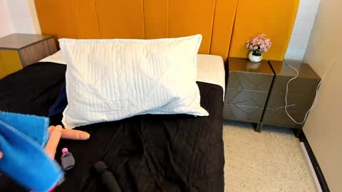 Lexi Howard  online show from 02.05.25