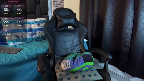 Snapshot of leyton_flexx chatting on 12.04.24 L E Y T O N online show from 12.04.24