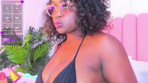 Snapshot of lia_queen18 chatting on 10.27.25 lia_queen18 online show from 10.27.25