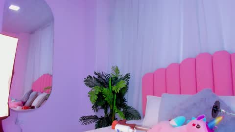 Snapshot of lia_queen18 chatting on 11.05.25 lia_queen18 online show from 11.05.25