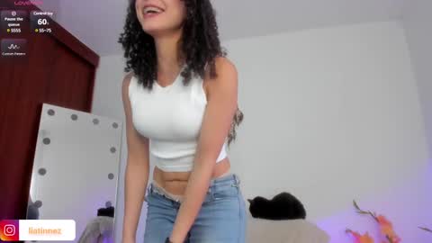 Snapshot of lia_tinez chatting on 02.23.25 Lia online show from 02.23.25