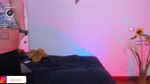 Snapshot of lia_tinez chatting on 02.28.25 Lia online show from 02.28.25