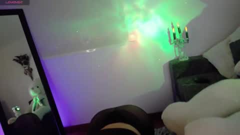 Snapshot of lia_tinez chatting on 10.17.25 Lia online show from 10.17.25