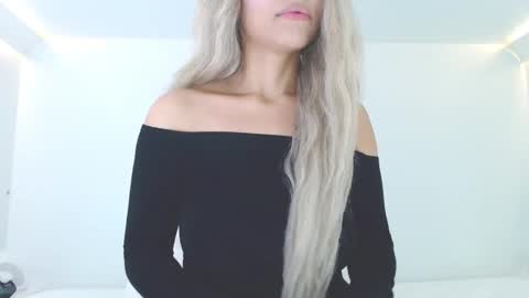 Lia Divina online show from 11.25.25