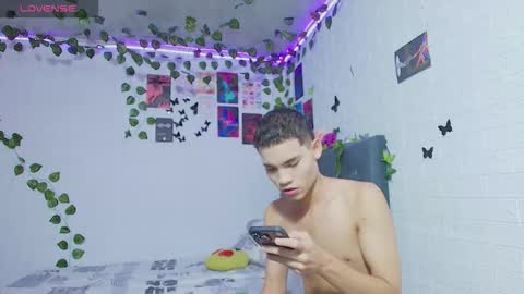 liam_honey18 online show from 10.16.25