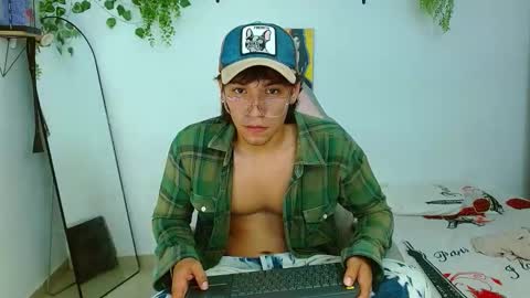 Snapshot of liam_xul chatting on 10.08.25 liamxul online show from 10.08.25