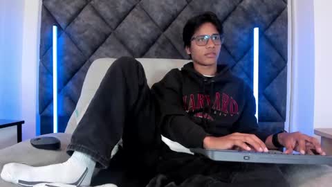 Liam twink big dick online show from 05.26.26