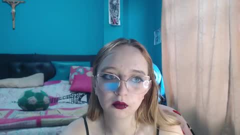 Snapshot of liaroberts1 chatting on 02.15.25 Lia Roberts online show from 02.15.25