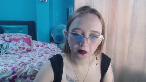 Snapshot of liaroberts1 chatting on 02.22.25 Lia Roberts online show from 02.22.25