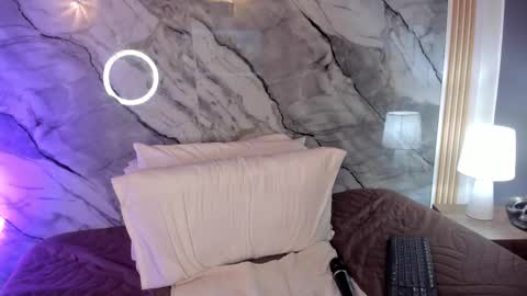 Lia Tompson online show from 11.11.25