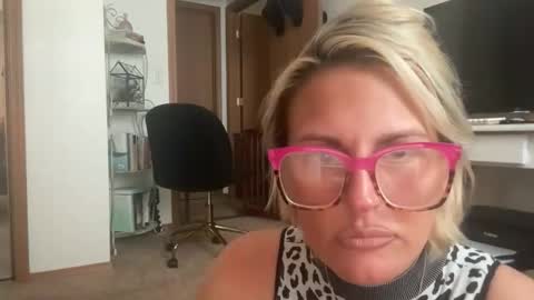 Snapshot of lickseeandbemee chatting on 10.30.25 lickseeandbemee online show from 10.30.25