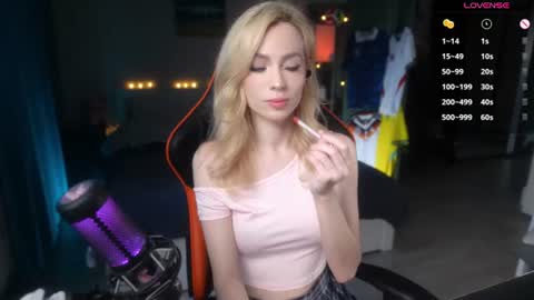 Snapshot of like_pie chatting on 06.27.26 Ilona 3 OF online show from 06.27.26