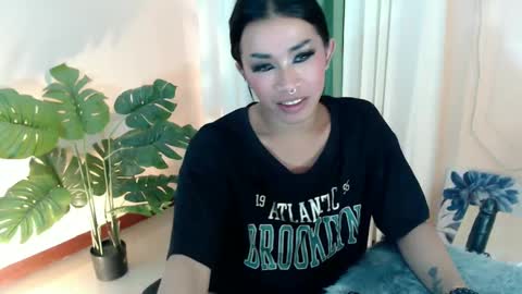 Snapshot of likliklicklengleng chatting on 01.22.25 Leng online show from 01.22.25