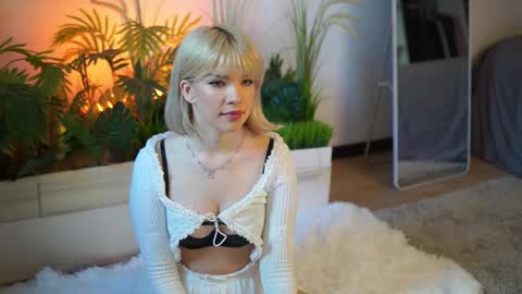 Snapshot of lil_chery chatting on 09.28.25 lil_chery online show from 09.28.25