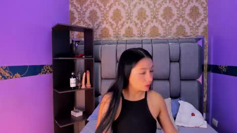 Snapshot of lila_pinky chatting on 11.25.25 L I L A online show from 11.25.25