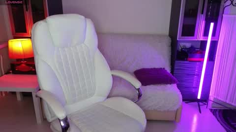 Snapshot of lila_wray chatting on 10.25.25 Lila online show from 10.25.25