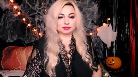 Snapshot of lilashiny chatting on 10.29.25 LilaShiny online show from 10.29.25