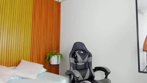 Snapshot of liliand_ chatting on 12.02.25 L I L I online show from 12.02.25