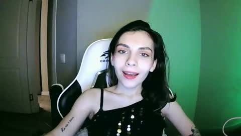 Snapshot of lilirose_x chatting on 12.25.24 lilirose online show from 12.25.24
