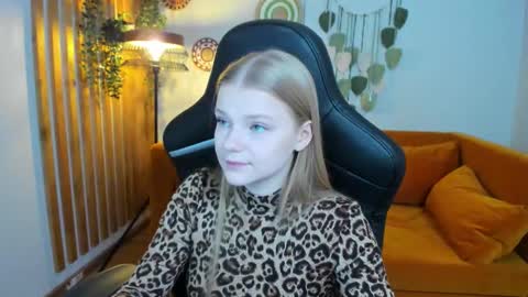 Snapshot of lilitrosen chatting on 09.18.25 lilitrosen online show from 09.18.25