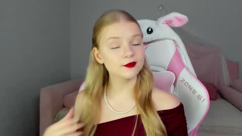 Snapshot of lilitrosen chatting on 10.13.25 lilitrosen online show from 10.13.25