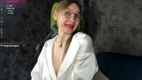 Snapshot of lillian_white1 chatting on 04.28.26 lillian_white1 online show from 04.28.26