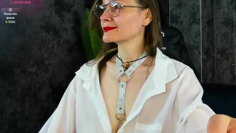Snapshot of lillian_white1 chatting on 05.19.26 lillian_white1 online show from 05.19.26