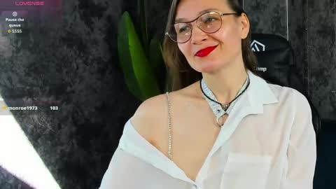 Snapshot of lillian_white1 chatting on 05.19.26 lillian_white1 online show from 05.19.26