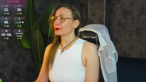 Snapshot of lillian_white1 chatting on 05.28.26 lillian_white1 online show from 05.28.26