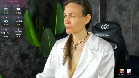 Snapshot of lillian_white1 chatting on 06.08.26 lillian_white1 online show from 06.08.26