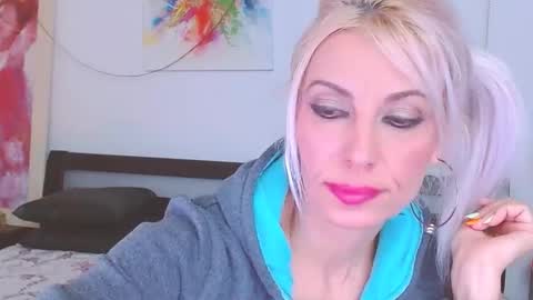 Snapshot of lillianasara chatting on 02.10.25 Lara online show from 02.10.25