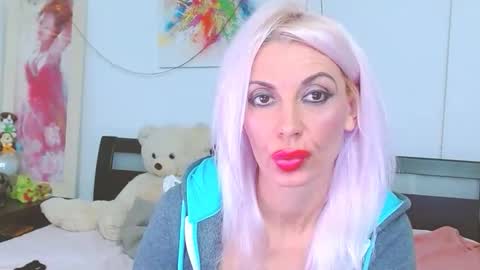 Snapshot of lillianasara chatting on 10.03.25 Lara online show from 10.03.25
