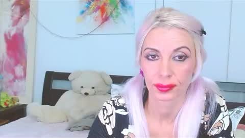 Snapshot of lillianasara chatting on 10.05.25 Lara online show from 10.05.25