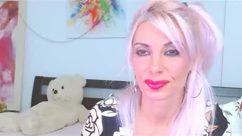 Snapshot of lillianasara chatting on 10.10.25 Lara online show from 10.10.25