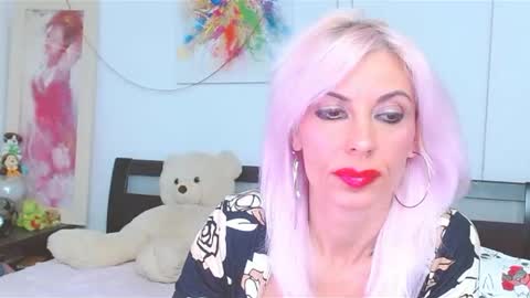 Snapshot of lillianasara chatting on 10.13.25 Lara online show from 10.13.25