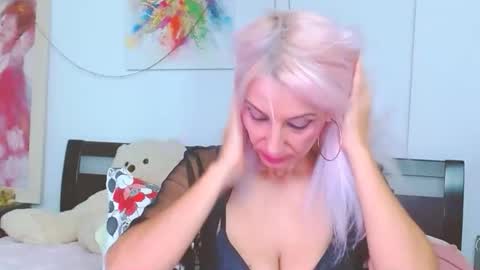 Snapshot of lillianasara chatting on 10.15.25 Lara online show from 10.15.25