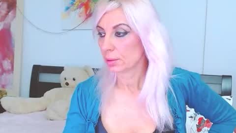 Snapshot of lillianasara chatting on 10.16.25 Lara online show from 10.16.25