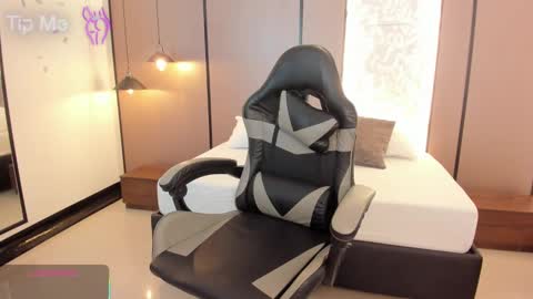 L I L L Y online show from 10.15.25