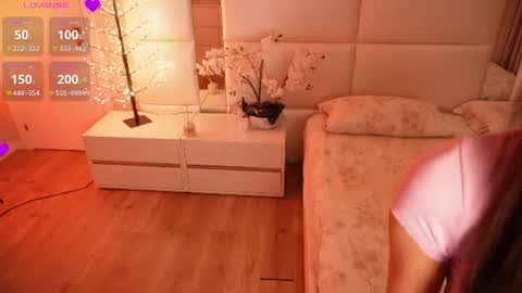 Snapshot of lilly_colins chatting on 07.13.26 Lilly Colins online show from 07.13.26