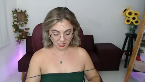 Snapshot of lilly_milf chatting on 05.25.26 Lilly online show from 05.25.26