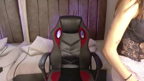 Snapshot of lily_beet chatting on 11.10.25 Lily online show from 11.10.25