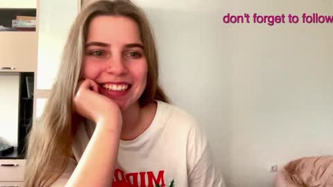 Snapshot of lily_smily chatting on 12.18.24 Lily online show from 12.18.24