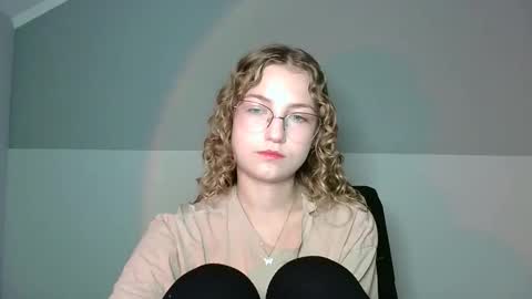 Snapshot of lily_tayberry chatting on 09.08.25 small lily online show from 09.08.25