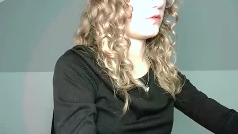 Snapshot of lily_tayberry chatting on 09.09.25 small lily online show from 09.09.25