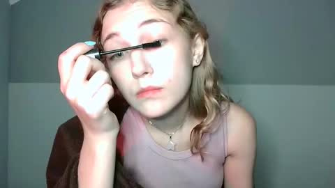 Snapshot of lily_tayberry chatting on 09.11.25 small lily online show from 09.11.25