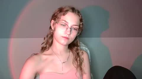 Snapshot of lily_tayberry chatting on 09.12.25 small lily online show from 09.12.25